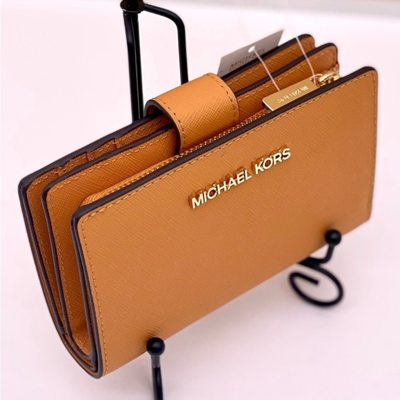 Michael Kors Jet Set Travel Medium
Bifold Wallet Cider - Picture 1 of 12
